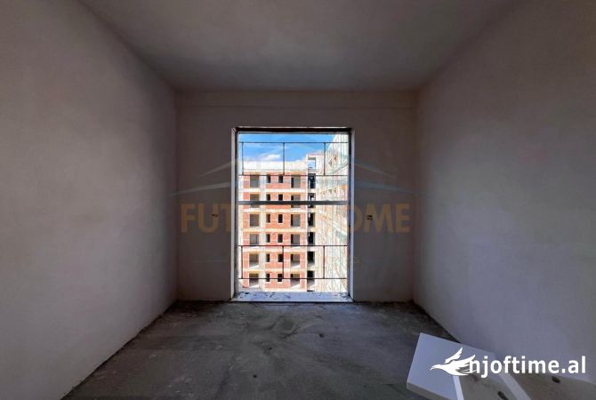 Shtepi ne shitje Apartament ne Tirane, 3+1, Mobilimi Bosh, pa mobiluar, Pagesa 130,000  Euro.