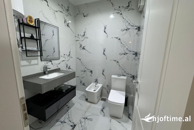 Shtepi ne shitje Apartament ne Tirane, 2+1, Mobilimi Pjeserisht e mobiluar, Pagesa 250,000  Euro.