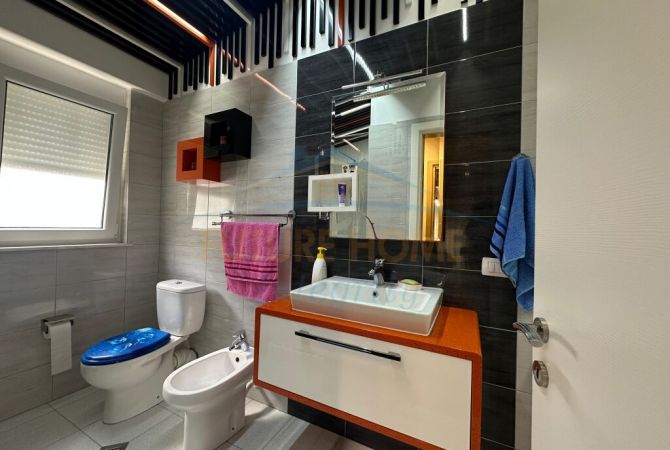 Shtepi ne shitje Apartament ne Durres, 2+1, Mobilimi E mobiluar, Pagesa 250,000  Euro.