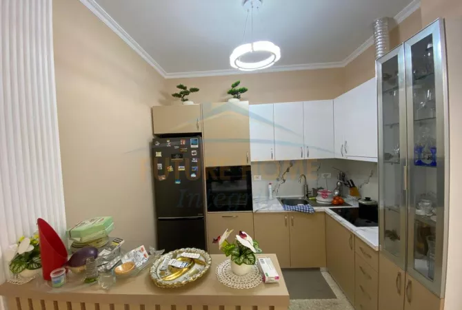 Shtepi ne shitje Apartament ne Tirane, 2+1, Mobilimi E mobiluar, Pagesa 150,000  Euro.