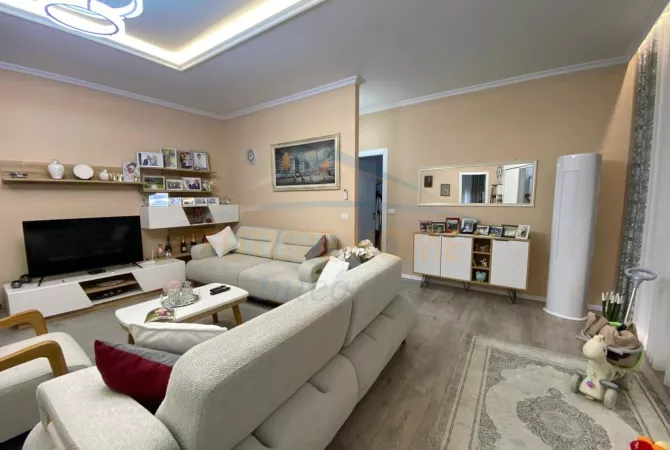 Shtepi ne shitje Apartament ne Tirane, 2+1, Mobilimi E mobiluar, Pagesa 150,000  Euro.