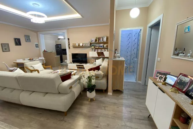 Shtepi ne shitje Apartament ne Tirane, 2+1, Mobilimi E mobiluar, Pagesa 150,000  Euro.