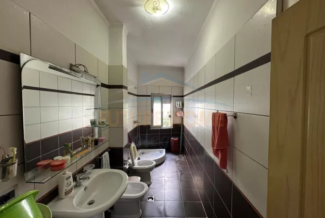 Shtepi ne shitje Apartament ne Tirane, 2+1, Mobilimi E mobiluar, Pagesa 1,350,000  Euro.