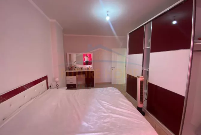 Shtepi me qera Apartament ne Tirane, 2+1, Mobilimi E mobiluar, Pagesa 400  Euro.