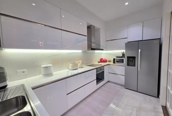 Shtepi ne shitje Apartament ne Tirane, 3+1, Mobilimi E mobiluar, Pagesa 750,000  Euro.