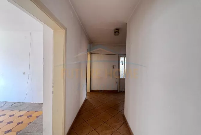 Shtepi ne shitje Apartament ne Tirane, 2+1, Mobilimi Bosh, pa mobiluar, Pagesa 127,000  Euro.