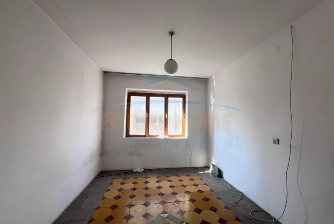 Shtepi ne shitje Apartament ne Tirane, 2+1, Mobilimi Bosh, pa mobiluar, Pagesa 127,000  Euro.