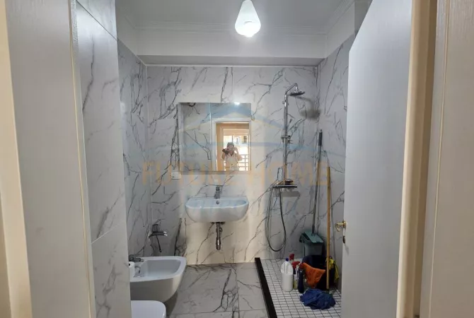 Shtepi me qera Apartament ne Tirane, 2+1, Mobilimi E mobiluar, Pagesa 800  Euro.