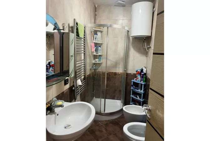 Shtepi ne shitje Apartament ne Tirane, 2+1, Mobilimi E mobiluar, Pagesa 165,000  Euro.