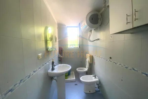 Shtepi me qera Apartament ne Tirane, 2+1, Mobilimi Bosh, pa mobiluar, Pagesa 800  Euro.