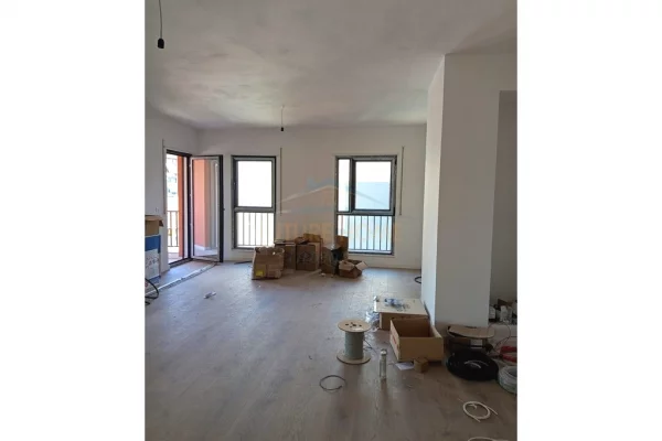 Shtepi ne shitje Apartament ne Tirane, 2+1, Mobilimi Bosh, pa mobiluar, Pagesa 234,800  Euro.