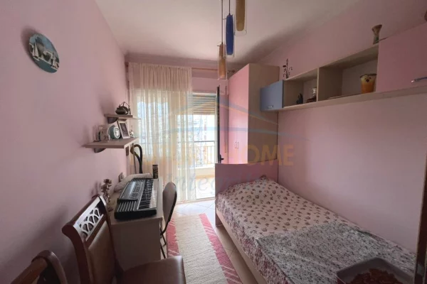 Shtepi ne shitje Apartament ne Tirane, 3+1, Mobilimi E mobiluar, Pagesa 220,000  Euro.