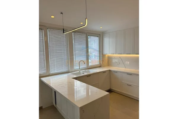 Shtepi ne shitje Penthose(kati i fundit panoramik) ne Tirane, 3+1, Mobilimi E mobiluar, Pagesa 680,000  Euro.