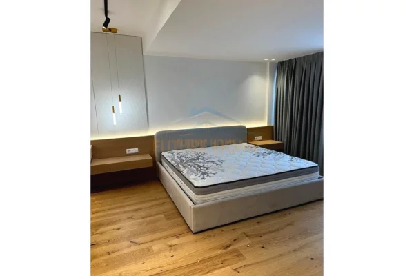 Shtepi ne shitje Penthose(kati i fundit panoramik) ne Tirane, 3+1, Mobilimi E mobiluar, Pagesa 680,000  Euro.