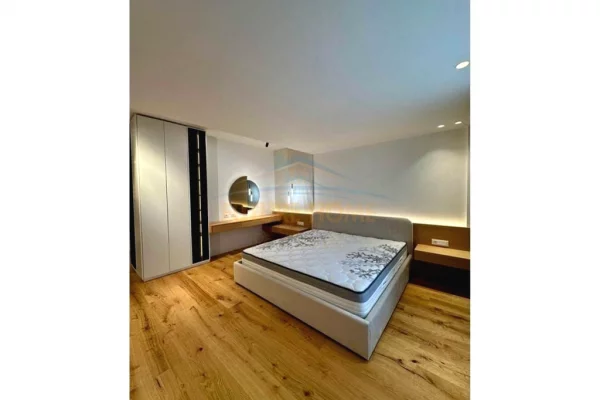 Shtepi ne shitje Penthose(kati i fundit panoramik) ne Tirane, 3+1, Mobilimi E mobiluar, Pagesa 680,000  Euro.