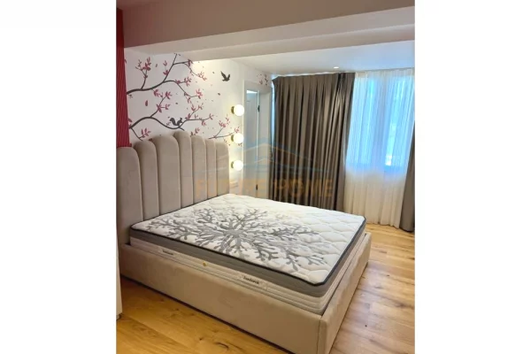 Shtepi ne shitje Penthose(kati i fundit panoramik) ne Tirane, 3+1, Mobilimi E mobiluar, Pagesa 680,000  Euro.