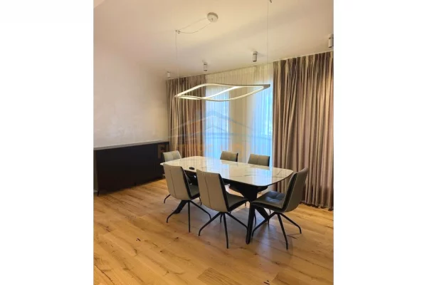 Shtepi ne shitje Penthose(kati i fundit panoramik) ne Tirane, 3+1, Mobilimi E mobiluar, Pagesa 680,000  Euro.