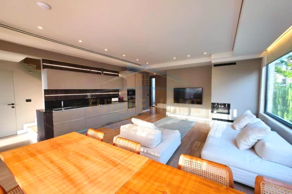 Shtepi ne shitje Vila Luksoze ne Durres, 4+1, Mobilimi E mobiluar, Pagesa 835,000  Euro.