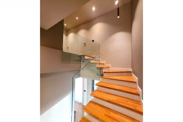 Shtepi ne shitje Vila Luksoze ne Durres, 4+1, Mobilimi E mobiluar, Pagesa 835,000  Euro.