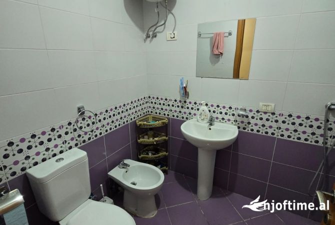 Shtepi ne shitje Apartament ne Tirane, 2+1, Mobilimi Bosh, pa mobiluar, Pagesa 130,000  Euro.