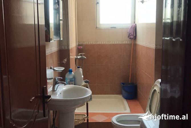 Shtepi ne shitje Apartament ne Tirane, 1+1, Mobilimi E mobiluar, Pagesa 128,000  Euro.