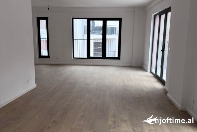 Shtepi ne shitje Apartament ne Tirane, 3+1, Mobilimi Bosh, pa mobiluar, Pagesa 303,600  Euro.