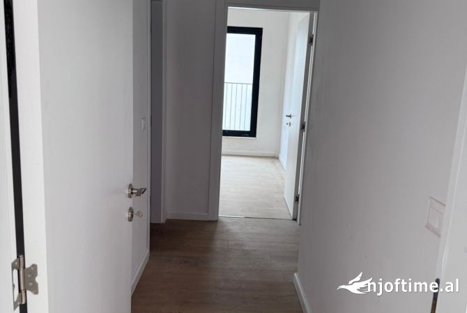 Shtepi ne shitje Apartament ne Tirane, 3+1, Mobilimi Bosh, pa mobiluar, Pagesa 303,600  Euro.