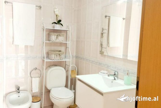 Shtepi me qera Apartament ne Tirane, 2+1, Mobilimi E mobiluar, Pagesa 1,200  Euro.