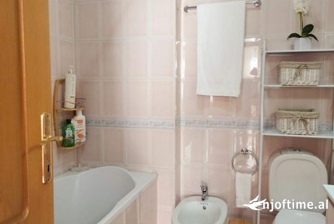 Shtepi me qera Apartament ne Tirane, 2+1, Mobilimi E mobiluar, Pagesa 1,200  Euro.