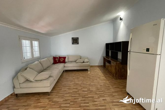 Shtepi me qera 6+1 ne Tirane - 1,000 Euro