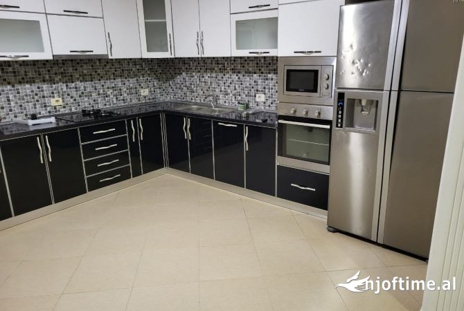 Shtepi me qera Shtepi Private ne Tirane, 6+1, Mobilimi E mobiluar, Pagesa 1,000  Euro.