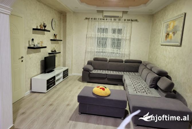 Shtepi me qera Shtepi Private ne Tirane, 6+1, Mobilimi E mobiluar, Pagesa 1,000  Euro.