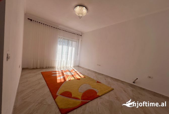 Shtepi ne shitje Apartament ne Tirane, 1+1, Mobilimi Bosh, pa mobiluar, Pagesa 78,000  Euro.