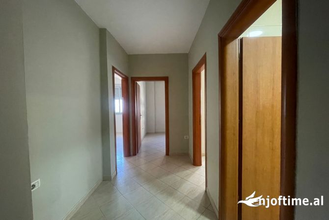 Shtepi me qera Apartament ne Tirane, 2+1, Mobilimi E mobiluar, Pagesa 400  Euro.