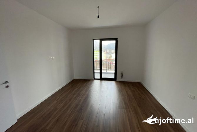 Ambient biznesi me qera 3+1 ne Tirane - 500 Euro