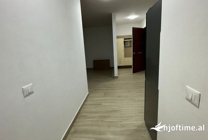 Shtepi me qera Apartament ne Tirane, 2+1, Mobilimi Pjeserisht e mobiluar, Pagesa 900  Euro.