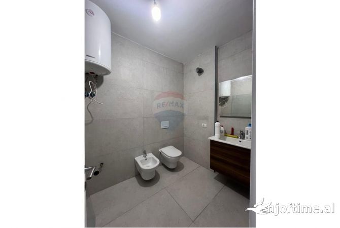 Shtepi ne shitje Apartament ne Tirane, 2+1, Mobilimi E mobiluar, Pagesa 93,000  Euro.