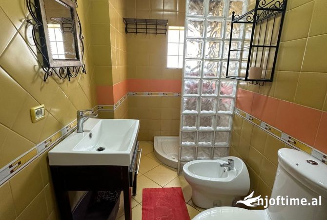 Shtepi ne shitje Apartament ne Tirane, 1+1, Mobilimi E mobiluar, Pagesa 175,000  Euro.