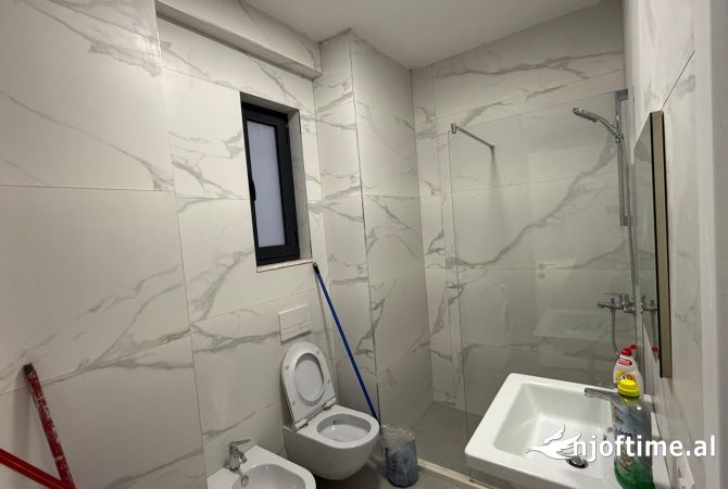 Shtepi me qera Apartament ne Tirane, 3+1, Mobilimi E mobiluar, Pagesa 900  Euro.