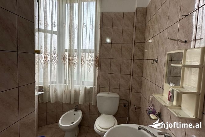Shtepi ne shitje Apartament ne Tirane, 2+1, Mobilimi E mobiluar, Pagesa 133,000  Euro.
