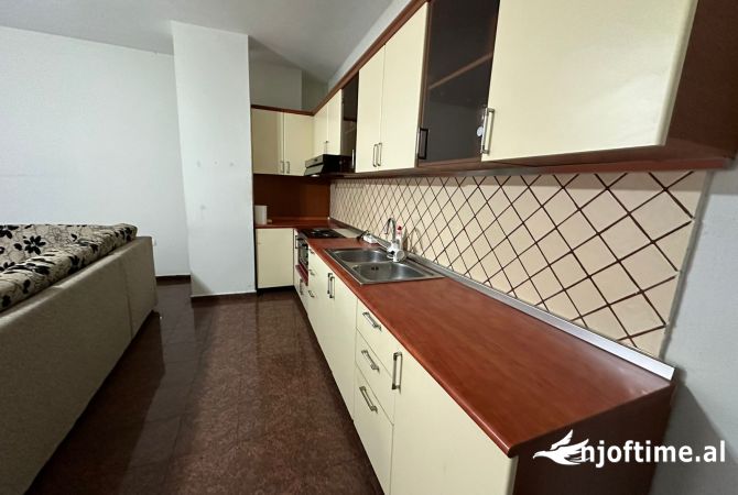 Shtepi ne shitje Apartament ne Tirane, 2+1, Mobilimi E mobiluar, Pagesa 133,000  Euro.