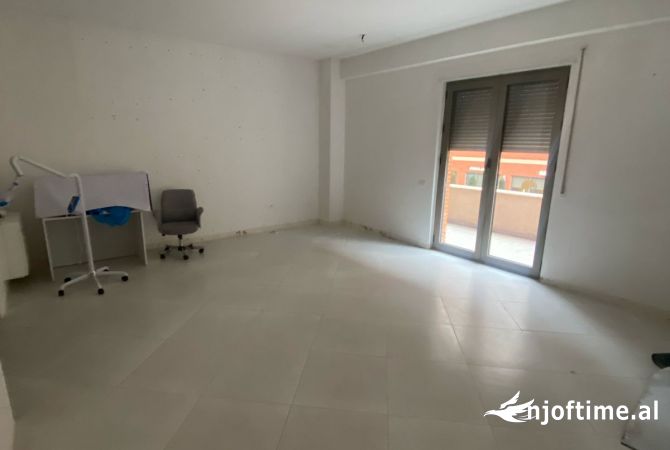 Ambient biznesi me qera 3+1 ne Tirane - 650 Euro
