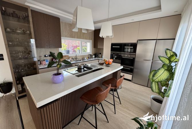 Shtepi ne shitje Vila Luksoze ne Durres, 5+1, Mobilimi E mobiluar, Pagesa 1,200,000  Euro.