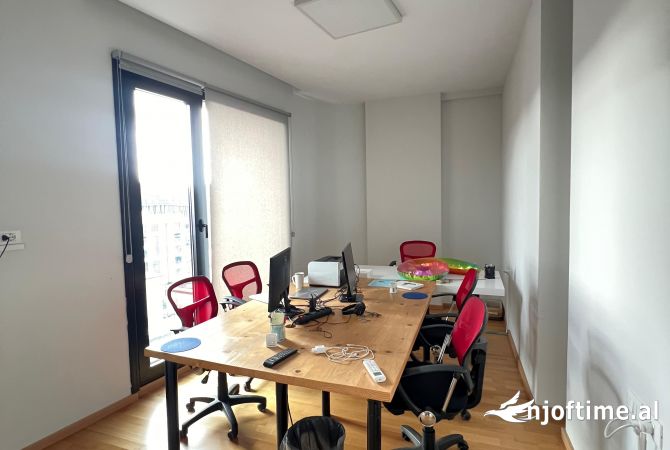 Ambient biznesi me qera 3+1 ne Tirane - 2,500 Euro
