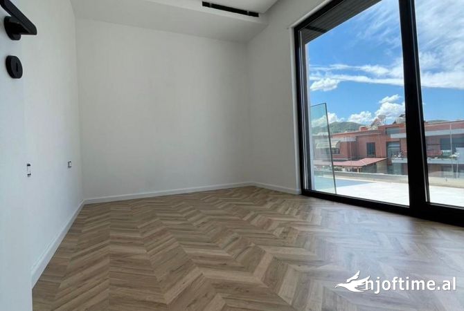 AMBIENT PER ZYRA ME QERA, DELIJORGJI.