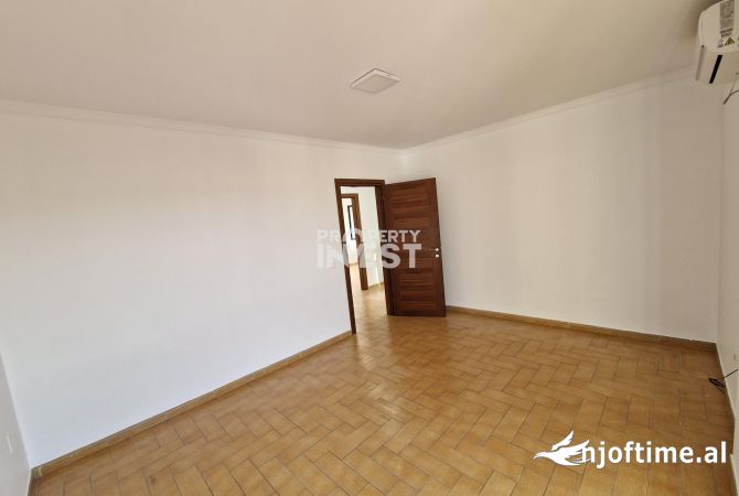 AMBIENT PER ZYRA ME QERA, BLLOKU.