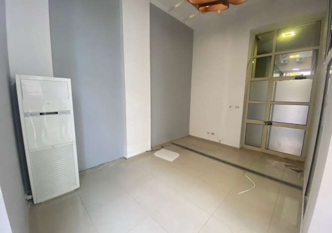 AMBJENT BIZNESI ME QIRA TEK RRUGA KAVAJES