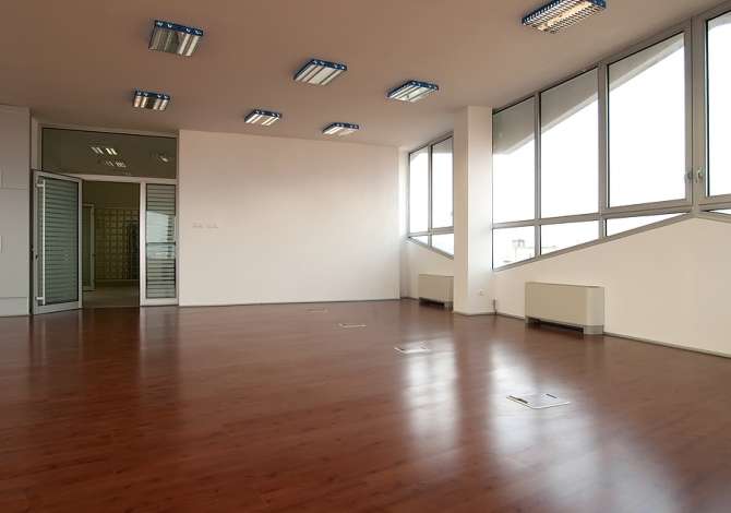 Ambiente Commerciale in Affitto 3+1 a Tirana - 1,300 Euro