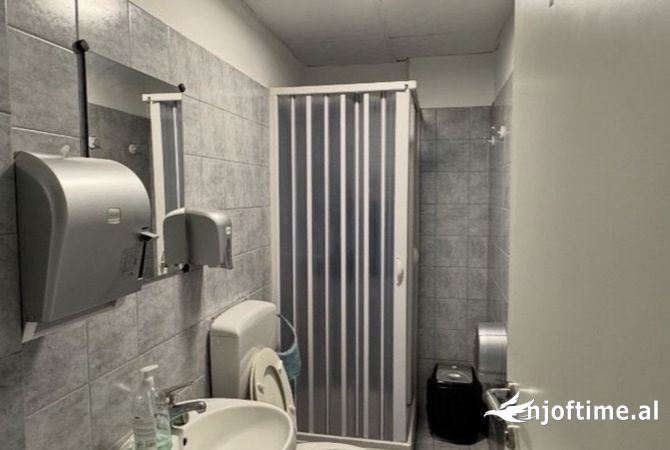 Ambient biznesi me qera 3+1 ne Tirane - 1,200 Euro