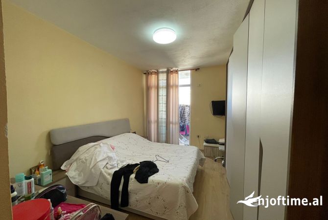 Shtepi ne shitje Apartament ne Tirane, 2+1, Mobilimi E mobiluar, Pagesa 141,000  Euro.